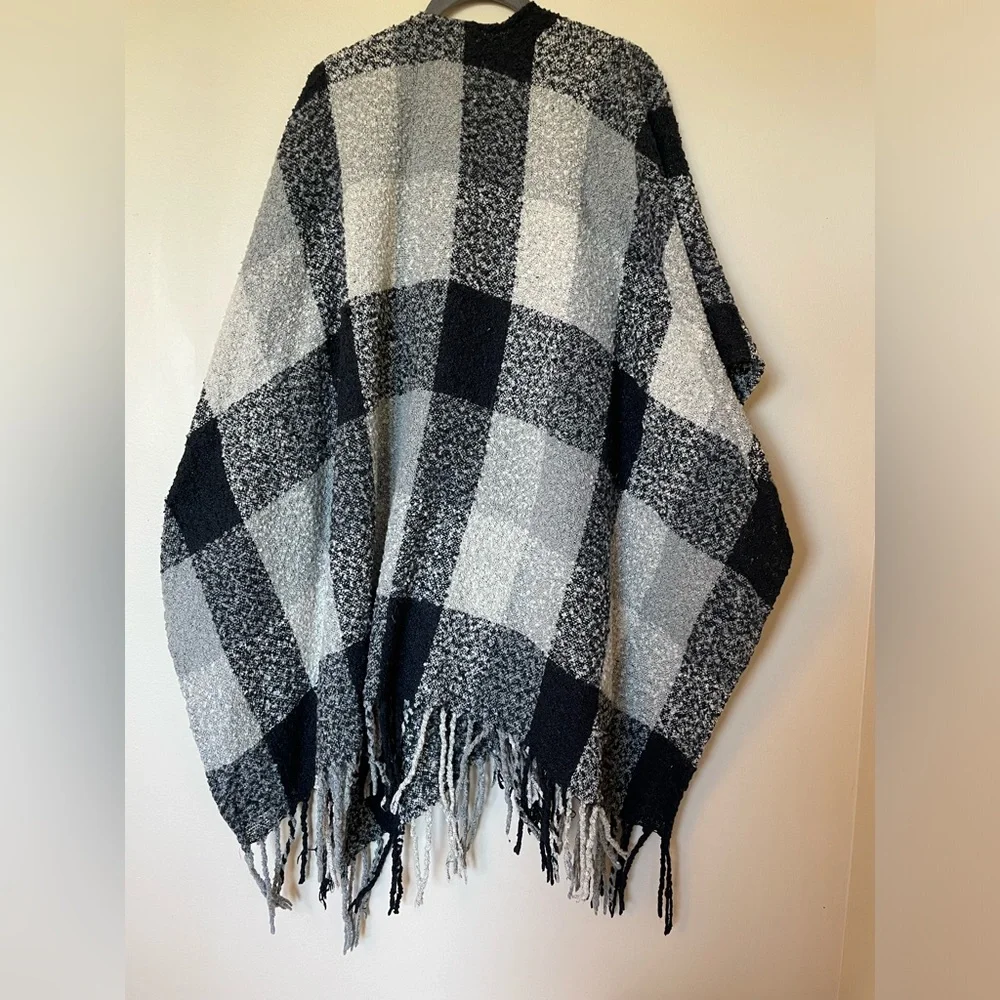 Woolrich Women's One Size Blanket Wrap Shawl Cape Poncho Black Gray Plaid